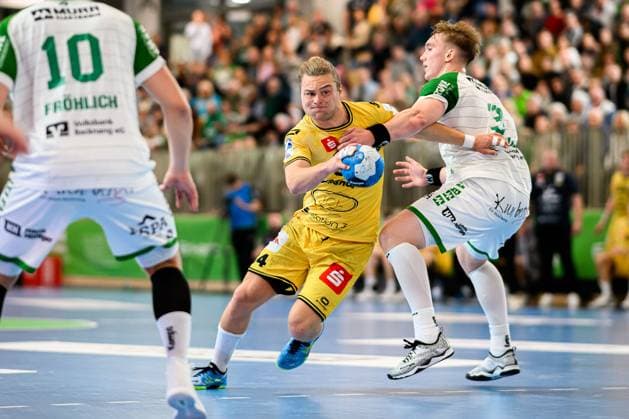 Backngang: 2.HBL - 25 26 - HC Oppenweiler Backnang - HSG Krefeld Joern Persson (Krefeld), Tjoervi Tyr Gislason (HCOB) Backnang Murrtal Arena Baden-Württemberg Deutschland