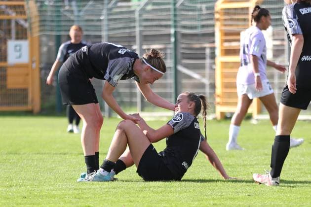 Fußball DFB-Pokal Frauen: BSG Chemie Leipzig vs. FC Carl Zeiss Jena; 28.09.2025 Victoria Ida Meyer (7, Chemie Leipzig) bei der am Boden sitzenden Karla Wienecke (8, Chemie Leipzig). Fußball, DFB-Pokal Frauen, Saison 2025 2026, 1. Runde: BSG Chemie Leipzig vs. FC Carl Zeiss Jena am 28.09.2025 im Alfred-Kunze-Sportpark, Leipzig Leutzsch. Copyright: xBEAUTIFULxSPORTS JanxKaeferx