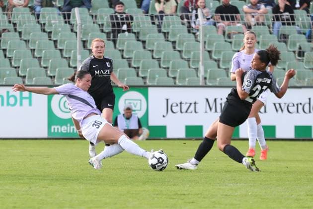 Fußball DFB-Pokal Frauen: BSG Chemie Leipzig vs. FC Carl Zeiss Jena; 28.09.2025 Elena Mühlemann (30, Carl Zeiss Jena) am Ball vor Amy Tabe Ebi (21, Chemie Leipzig). Fußball, DFB-Pokal Frauen, Saison 2025 2026, 1. Runde: BSG Chemie Leipzig vs. FC Carl Zeiss Jena am 28.09.2025 im Alfred-Kunze-Sportpark, Leipzig Leutzsch. Copyright: xBEAUTIFULxSPORTS JanxKaeferx