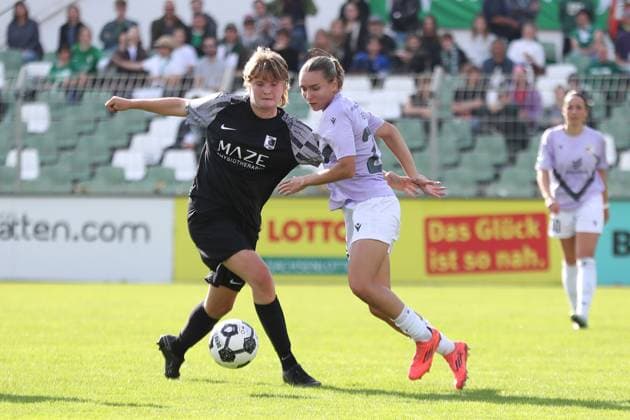 Fußball DFB-Pokal Frauen: BSG Chemie Leipzig vs. FC Carl Zeiss Jena; 28.09.2025 Charlotte Kunz (17, Chemie Leipzig) gegen Emily Reske (28, Carl Zeiss Jena). Fußball, DFB-Pokal Frauen, Saison 2025 2026, 1. Runde: BSG Chemie Leipzig vs. FC Carl Zeiss Jena am 28.09.2025 im Alfred-Kunze-Sportpark, Leipzig Leutzsch. Copyright: xBEAUTIFULxSPORTS JanxKaeferx