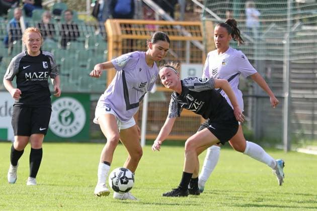 Fußball DFB-Pokal Frauen: BSG Chemie Leipzig vs. FC Carl Zeiss Jena; 28.09.2025 Suya Häring (5, Carl Zeiss Jena) am Ball vor Victoria Ida Meyer (7, Chemie Leipzig). Fußball, DFB-Pokal Frauen, Saison 2025 2026, 1. Runde: BSG Chemie Leipzig vs. FC Carl Zeiss Jena am 28.09.2025 im Alfred-Kunze-Sportpark, Leipzig Leutzsch. Copyright: xBEAUTIFULxSPORTS JanxKaeferx