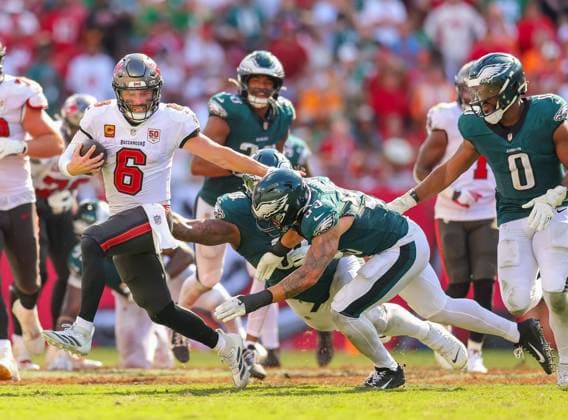 September 28, 2025, Tampa, Florida, USA: Tampa Bay Buccaneers quarterback BAKER MAYFIELD (6) attempts to escape the Philadelphia Eagles at the National Football League Week 4 game between the Philadelphia Eagles and the Tampa Bay Buccaneers, Philadelphia Eagles win 31-25, at Raymond James Stadium. Tampa USA - ZUMAs335 20250928_znp_s335_019 Copyright: xMatthewxSmithx