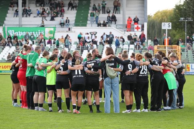 Fußball DFB-Pokal Frauen: BSG Chemie Leipzig vs. FC Carl Zeiss Jena; 28.09.2025 Co-Trainer Robert Strehler (Chemie Leipzig) spricht im Teamkreis zur Mannschaft. Fußball, DFB-Pokal Frauen, Saison 2025 2026, 1. Runde: BSG Chemie Leipzig vs. FC Carl Zeiss Jena am 28.09.2025 im Alfred-Kunze-Sportpark, Leipzig Leutzsch. Copyright: xBEAUTIFULxSPORTS JanxKaeferx
