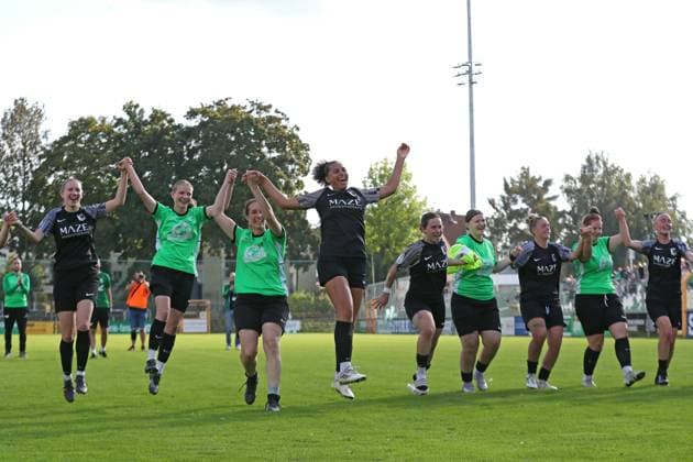 Fußball DFB-Pokal Frauen: BSG Chemie Leipzig vs. FC Carl Zeiss Jena; 28.09.2025 Freude und Jubel beim Chemie-Team. Fußball, DFB-Pokal Frauen, Saison 2025 2026, 1. Runde: BSG Chemie Leipzig vs. FC Carl Zeiss Jena am 28.09.2025 im Alfred-Kunze-Sportpark, Leipzig Leutzsch. Copyright: xBEAUTIFULxSPORTS JanxKaeferx
