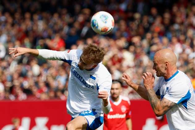 v.l. Marten Winkler (Hertha BSC, 22) und Toni Leistner (Hertha BSC, 37), 28.09.2025, Fussball, 2. Bundesliga, 1. FC Nuernberg - Hertha BSC, DEU, Nürnberg, Max-Morlock-Stadion, DFL REGULATIONS PROHIBIT ANY USE OF PHOTOGRAPHS AS IMAGE SEQUENCES AND OR QUASI-VIDEO.