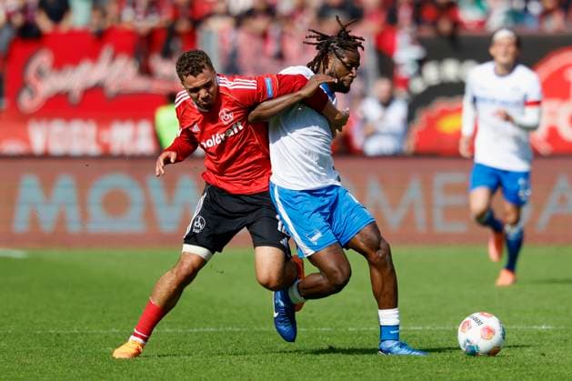 v.l. Zweikampf zwischen: Rafael Lubach (1.FC Nuernberg, 18) und Deyovaisio Zeefuik (Hertha BSC, 42) 28.09.2025, Fussball, 2. Bundesliga, 1. FC Nuernberg - Hertha BSC, DEU, Nürnberg, Max-Morlock-Stadion, DFL REGULATIONS PROHIBIT ANY USE OF PHOTOGRAPHS AS IMAGE SEQUENCES AND OR QUASI-VIDEO.