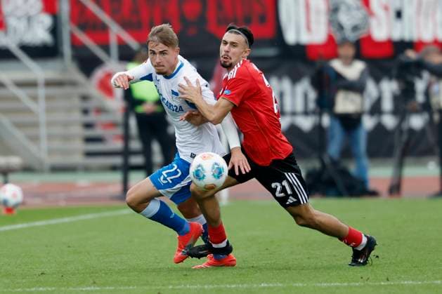 v.l. Marten Winkler (Hertha BSC, 22) und Berkay Yilmaz (1.FC Nuernberg, 21), 28.09.2025, Fussball, 2. Bundesliga, 1. FC Nuernberg - Hertha BSC, DEU, Nürnberg, Max-Morlock-Stadion, DFL REGULATIONS PROHIBIT ANY USE OF PHOTOGRAPHS AS IMAGE SEQUENCES AND OR QUASI-VIDEO.
