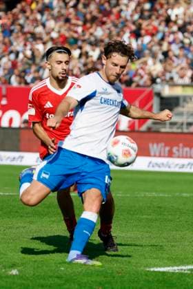 v.l. Berkay Yilmaz (1.FC Nuernberg, 21) und Linus Gechter (Hertha BSC, 44), 28.09.2025, Fussball, 2. Bundesliga, 1. FC Nuernberg - Hertha BSC, DEU, Nürnberg, Max-Morlock-Stadion, DFL REGULATIONS PROHIBIT ANY USE OF PHOTOGRAPHS AS IMAGE SEQUENCES AND OR QUASI-VIDEO.