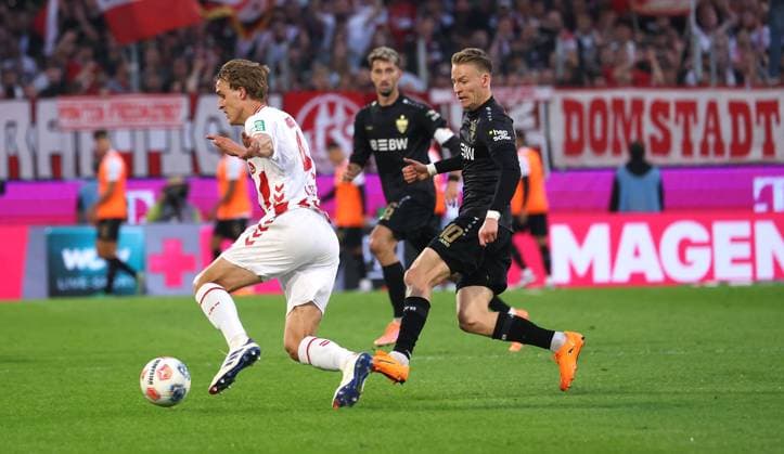 Stuttgart , Bundesliga Fußball 1. FC Köln vs. VfB Stuttgart, v.l. Timo Hübers (Köln), Chris Führich (VfB) Gemäß den Vorgaben der DFL Deutschen Fußball Liga ist es untersagt, in dem Stadion und oder vom Spiel angefertigte Fotoaufnahmen in Form von Sequenzbildern und oder videoähnlichen Fotostrecken zu verwerten bzw. verwerten zu lassen.