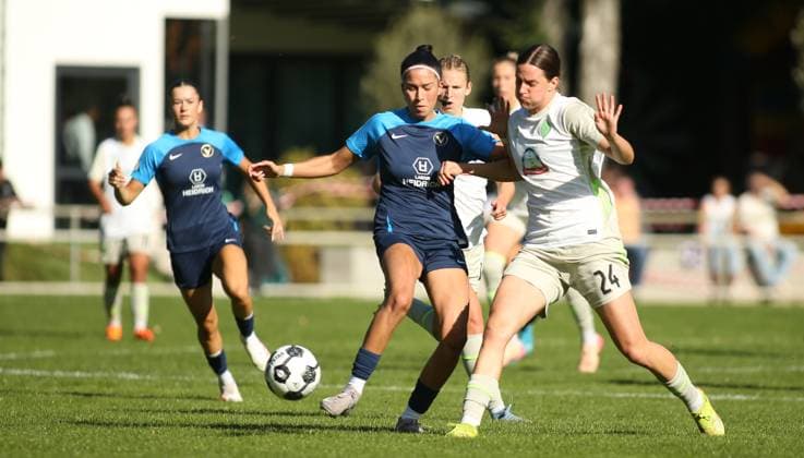 RECORD DATE NOT STATED 28 09 2025, Fußball, Saison 2025 2026, DFB-Pokal der Frauen, Erste Hauptrunde, SC Victoria Hamburg - SV Werder Bremen. Irem Üstün(SCV, l.), Lara Schmidt. Wandsbek Hamburg