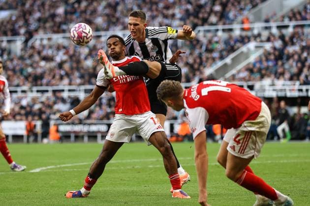 Newcastle United v Arsenal 28 September 2025, Newcastle - Premier League Football - Newcastle United v Arsenal - Jurrien Timber of Arsenal and Sven Botman of Newcastle United - Photo: Jacques Feeney Offside. Newcastle UK Copyright: xJacquesxFeeneyx xOffsidexOffside