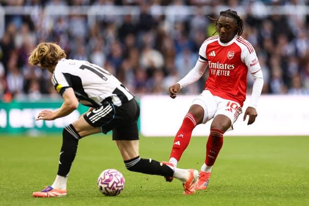Newcastle United v Arsenal 28 September 2025, Newcastle - Premier League Football - Newcastle United v Arsenal - Eberechi Eze of Arsenal passes the ball through the legs of Anthony Gordon of Newcastle United - Photo: Jacques Feeney Offside. Newcastle UK Copyright: xJacquesxFeeneyx xOffsidexOffside