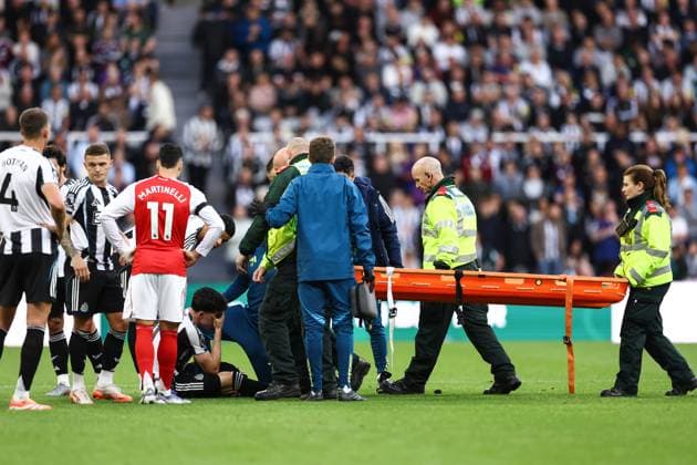 Newcastle United v Arsenal 28 September 2025, Newcastle - Premier League Football - Newcastle United v Arsenal - Tino Livramento of Newcastle United goes down in tears as he has to be stretchered off - Photo: Jacques Feeney Offside. Newcastle UK Copyright: xJacquesxFeeneyx xOffsidexOffside
