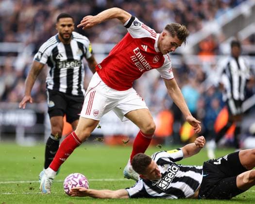 Newcastle United v Arsenal 28 September 2025, Newcastle - Premier League Football - Newcastle United v Arsenal - Viktor Gyokeres of Arsenal controls the ball as Sven Botman of Newcastle United slides past him - Photo: Jacques Feeney Offside. Newcastle UK Copyright: xJacquesxFeeneyx xOffsidexOffside
