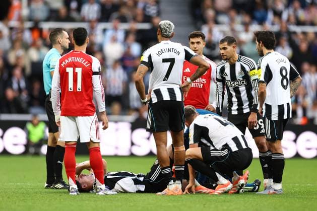 Newcastle United v Arsenal 28 September 2025, Newcastle - Premier League Football - Newcastle United v Arsenal - Tino Livramento of Newcastle United goes down in tears as he has to be stretchered off - Photo: Jacques Feeney Offside. Newcastle UK Copyright: xJacquesxFeeneyx xOffsidexOffside