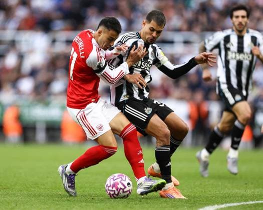 Newcastle United v Arsenal 28 September 2025, Newcastle - Premier League Football - Newcastle United v Arsenal - Gabriel Martinelli of Arsenal and Bruno Guimaraes of Newcastle United - Photo: Jacques Feeney Offside. Newcastle UK Copyright: xJacquesxFeeneyx xOffsidexOffside