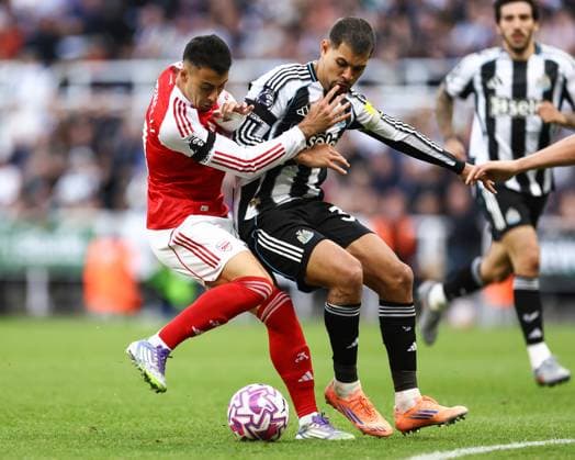 Newcastle United v Arsenal 28 September 2025, Newcastle - Premier League Football - Newcastle United v Arsenal - Gabriel Martinelli of Arsenal and Bruno Guimaraes of Newcastle United - Photo: Jacques Feeney Offside. Newcastle UK Copyright: xJacquesxFeeneyx xOffsidexOffside