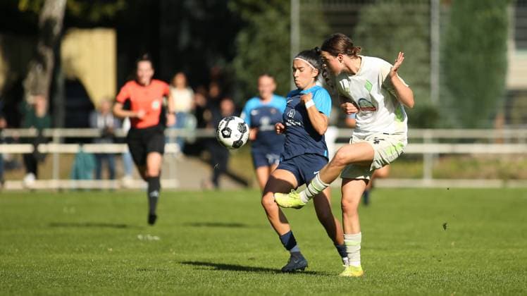 RECORD DATE NOT STATED 28 09 2025, Fußball, Saison 2025 2026, DFB-Pokal der Frauen, Erste Hauptrunde, SC Victoria Hamburg - SV Werder Bremen. Irem Üstün(SCV, l.), Lara Schmidt. Wandsbek Hamburg