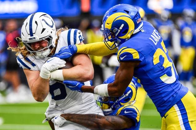 September 28, 2025 Inglewood, CA.Indianapolis Colts tight end Tyler Warren (84) catches the pass in action in the first quarter during the NFL, American Football Herren, USA football game.Indianapolis Colts vs. Los Angeles Rams.Mandatory Photo Credit: Cal Media Inglewood United States of America - ZUMAc04_ 20250928_zma_c04_126 Copyright: xLouisxLopezx