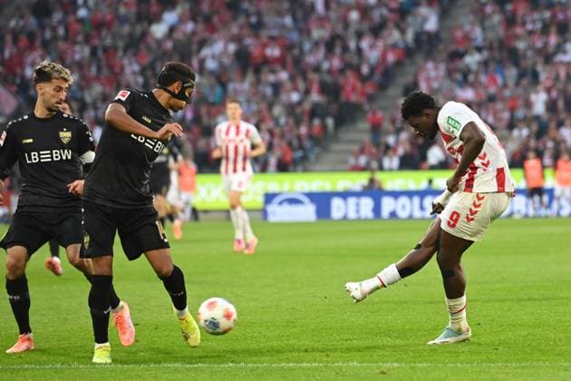 Ragnar ACHE (K) gegen Atakan KARAZOR (S) und Luca JAQUEZ (S) Aktion, Zweikampf, Fussball 1. Bundesliga, 5.Spieltag, matchday5, 1. FC Koeln (K) - VfB Stuttgart (S) 1-2 am 31.08.2025 in Koeln Deutschland. DFL regulations prohibit any use of photographs as image sequences and or quasi-video Â