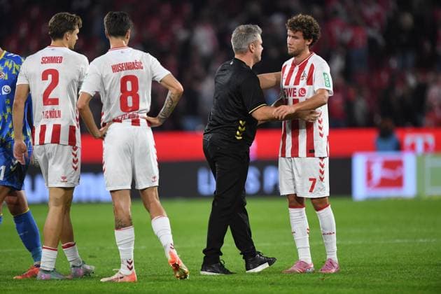 Trainer Lukas KWASNIOK (K) und Luca WALDSCHMIDT (K), links Joel SCHMIED (K) und Denis HUSEINBASIC (K) enttaeuscht, enttäuscht, Enttäuschung, Enttaeuschung Fussball 1. Bundesliga, 5.Spieltag, matchday5, 1. FC Koeln (K) - VfB Stuttgart (S) 1-2 am 31.08.2025 in Koeln Deutschland. DFL regulations prohibit any use of photographs as image sequences and or quasi-video Â
