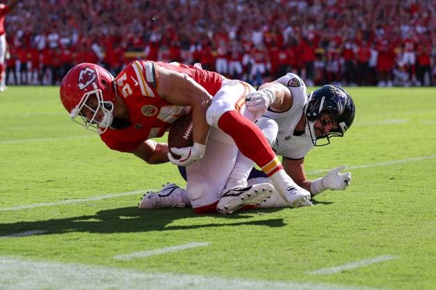 September 28, 2025: Kansas City Chiefs linebacker Leo Chenal (54) intercepts a pass intended for Baltimore Ravens tight end Mark Andrews (89) during the first half of an NFL, American Football Herren, USA football game at GEHA Field at Arrowhead Stadium in Kansas City, MO. CSM Kansas City United States of America - ZUMAc04_ 20250928_zma_c04_131 Copyright: xDavidxSmithx