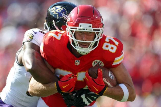 September 28, 2025: Kansas City Chiefs tight end Travis Kelce (87) is tackled by Baltimore Ravens linebacker Odafe Oweh (99) during the first half of an NFL, American Football Herren, USA football game at GEHA Field at Arrowhead Stadium in Kansas City, MO. CSM Kansas City United States of America - ZUMAc04_ 20250928_zma_c04_134 Copyright: xDavidxSmithx