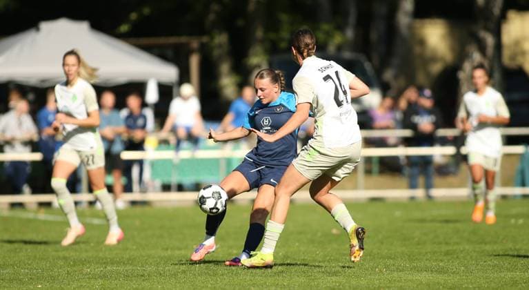 RECORD DATE NOT STATED 28 09 2025, Fußball, Saison 2025 2026, DFB-Pokal der Frauen, Erste Hauptrunde, SC Victoria Hamburg - SV Werder Bremen. Julie-Marie Nachtigall (SCV, l.), Lara Schmidt. Wandsbek Hamburg