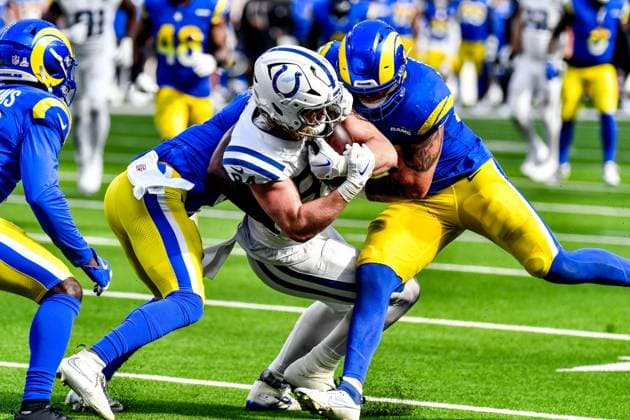 September 28, 2025 Inglewood, CA.Indianapolis Colts tight end Tyler Warren (84) makes the catch in action in the fourth quarter during the NFL, American Football Herren, USA football game.Indianapolis Colts vs. Los Angeles Rams.Mandatory Photo Credit: Cal Media Inglewood United States of America - ZUMAc04_ 20250928_zma_c04_158 Copyright: xLouisxLopezx
