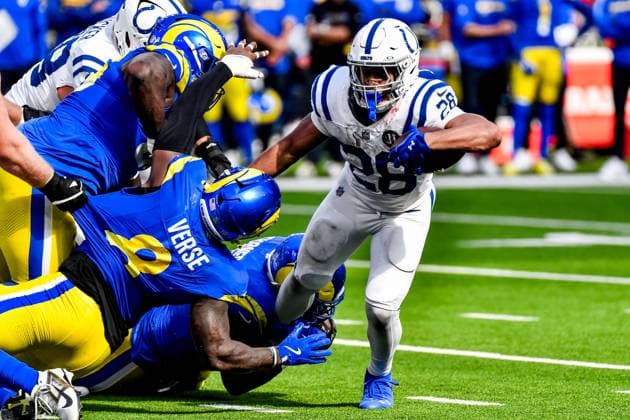 September 28, 2025 Inglewood, CA.Indianapolis Colts running back Jonathan Taylor (28) runs in action in the fourth quarter during the NFL, American Football Herren, USA football game.Indianapolis Colts vs. Los Angeles Rams.Mandatory Photo Credit: Cal Media Inglewood United States of America - ZUMAc04_ 20250928_zma_c04_177 Copyright: xLouisxLopezx