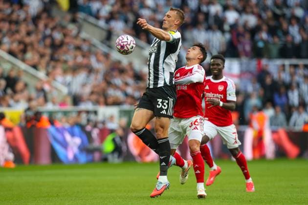Newcastle United FC v Arsenal FC, Premier League Dan Burn Of Newcastle United chests the ball during the Newcastle United FC v Arsenal FC English Premier League match at St.James Park, Newcastle, England, United Kingdom on 28 September 2025 Credit: Lee Keuneke Every Second Media Editorial use only. All images are copyright Every Second Media Limited. No images may be reproduced without prior permission. All rights reserved. Premier League and Football League images are subject to licensing agreements with Football DataCo Limited. see https: www.football-dataco.com Copyright: xIMAGO EveryxSecondxMediax ESM-1601-0162 LeexKeunekex xEveryxSecondxMediax