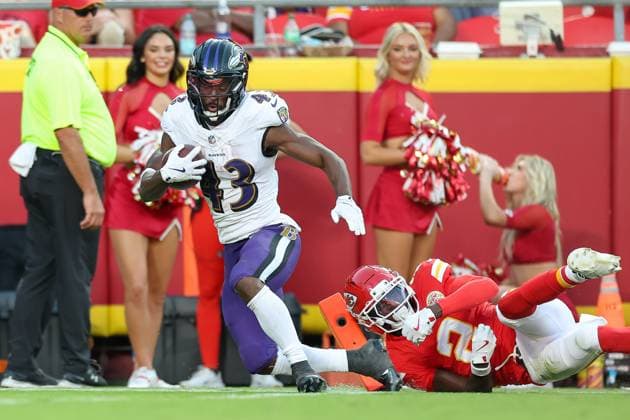 September 28, 2025: Baltimore Ravens running back Justice Hill (43) runs the ball in for a touchdown against Kansas City Chiefs cornerback Joshua Williams (2) during the second half of an NFL, American Football Herren, USA football game at GEHA Field at Arrowhead Stadium in Kansas City, MO. CSM Kansas City United States of America - ZUMAc04_ 20250928_zma_c04_196 Copyright: xDavidxSmithx