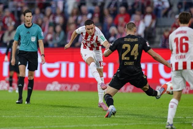 Köln, Deutschland, 28.09.25: Said El Mala (1. FC Köln) und Jeff Chabot (VfB Stuttgart) im Kampf um den Ball waehrend des Spiels der 1. Bundesliga zwischen 1. FC Köln - VfB Stuttgart in der RheinEnergieSTADION am 28. September 2025 in Köln, Deutschland. Köln RheinEnergieSTADION Germany Copyright: xStefanxBrauer Brauer-Fotoagenturx