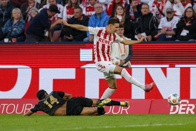 Köln, Deutschland, 28.09.25: Luca Jaquez (VfB Stuttgart) und Said El Mala (1. FC Köln) im Kampf um den Ball waehrend des Spiels der 1. Bundesliga zwischen 1. FC Köln - VfB Stuttgart in der RheinEnergieSTADION am 28. September 2025 in Köln, Deutschland. Köln RheinEnergieSTADION Germany Copyright: xStefanxBrauer Brauer-Fotoagenturx