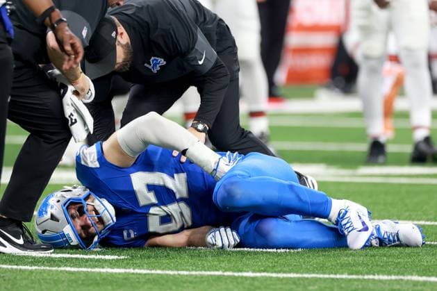 Cleveland Browns vs Detroit Lions DETROIT,MICHIGAN-SEPTEMBER 28: Detroit Lions defensive end Aidan Hutchinson (97) is checked for injury during an NFL, American Football Herren, USA football game between the Cleveland Browns and the Detroit Lions in Detroit, Michigan USA, on Sunday, September 28, 2025. Detroit Michigan United States  Copyright: xAmyxLemusx originalFilename:lemus-clevelan250928_npGx0.jpg