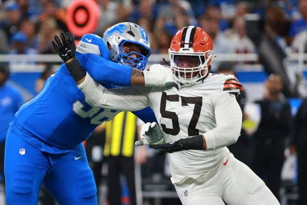 Cleveland Browns vs Detroit Lions DETROIT,MICHIGAN-SEPTEMBER 28: Detroit Lions offensive tackle Penei Sewell 58 defends against Cleveland Browns defensive end Isaiah McGuire 57 during the first half of an NFL, American Football Herren, USA football game between the Cleveland Browns and the Detroit Lions in Detroit, Michigan USA, on Sunday, September 28, 2025 Detroit Michigan United States  Copyright: xJorgexLemusx originalFilename:lemus-clevelan250928_npuOG.jpg
