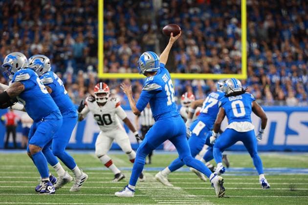 Cleveland Browns vs Detroit Lions DETROIT,MICHIGAN-SEPTEMBER 28: Detroit Lions quarterback Jared Goff 16 throws a pass during the first half of an NFL, American Football Herren, USA football game between the Cleveland Browns and the Detroit Lions in Detroit, Michigan USA, on Sunday, September 28, 2025 Detroit Michigan United States  Copyright: xJorgexLemusx originalFilename:lemus-clevelan250928_npjsF.jpg
