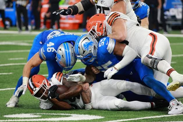 Cleveland Browns vs Detroit Lions DETROIT,MICHIGAN-SEPTEMBER 28: Cleveland Browns running back Jerome Ford 34 is tackled during the second half of an NFL, American Football Herren, USA football game between the Cleveland Browns and the Detroit Lions in Detroit, Michigan USA, on Sunday, September 28, 2025 Detroit Michigan United States  Copyright: xJorgexLemusx originalFilename:lemus-clevelan250928_npFxc.jpg