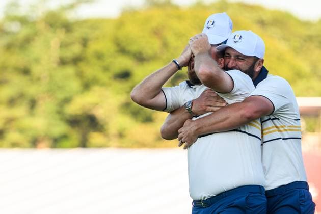 250928 Shane Lowry and Jon Rahm of Team Europe celebrate during a singles match on day 3 of the Ryder Cup on September 28, 2025 in New York. Photo: Jesper Zerman BILDBYRAN kod JZ JZ0619 golf ryder cup day 3 bbeng jubel Copyright: JESPERxZERMAN BB250928JZ096