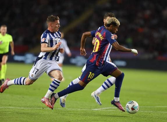 September 28, 2025, Sabadell, Barcelona, Spain: Barcelona Spain 28.09.2025 Lamine Yamal FC Barcelona, Barca and Sergio Gomez (Real Sociedad) battle for the ball during the La Liga EA Sports between FC Barcelona and Real Sociedad at Estadi Olimpic Lluis Companys on 28 September 2025 in Barcelona. Sabadell Spain - ZUMAu50_ 20250928_zsp_u50_098 Copyright: xXavixUrgelesx