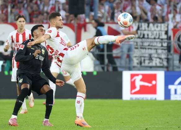 v.l. Tiago Barreiros de Melo Tomas (VfB Stuttgart 08), Tom Krauss (1. FC Koeln 05), im Hintergrund weiterer Koelner Spieler GER, 1. FC Koeln vs. VfB Stuttgart, Fussball, Bundesliga, 5. Spieltag, Spielzeit 2025 2026, 28.09.2025. (DFL DFB REGULATIONS PROHIBIT ANY USE OF PHOTOGRAPHS as IMAGE SEQUENCES and or QUASI-VIDEO). GER, 1. FC Koeln vs. VfB Stuttgart, Fussball, Bundesliga, 5. Spieltag, Spielzeit 2025 2026, 28.09.2025. Koeln Copyright: xEibner-Pressefotox xThomasxStoeckerx EP_TSR