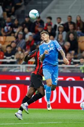 AC Milan v SSC Napoli - Serie A AC Milan s Davide Bartesaghi plays against Napoli s Frank Zambo Anguissa during the Italian Serie A Enilive soccer championship football match between AC Milan and SSC Napoli at San Siro Stadium in Milan, Italy, on September 28, 2025. Milan Lombardia Italy  Copyright: xMattiaxRadonix originalFilename:radoni-soccer20250928_npx7c.jpg