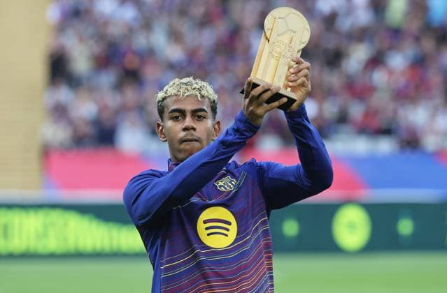 FC Barcelona, Barca v Real Sociedad - LaLiga EA Sports Lamine Yamal presents the Kopa Trophy to the supporters before the match between FC Barcelona and Real Sociedad, corresponding to week 7 of LaLiga EA Sports, played at the Lluis Companys Stadium in Barcelona, Spain, on September 28, 2025. Barcelona Barcelona Spain  Copyright: xUrbanandsportx originalFilename:urbanandsport-fcbarcel250928_npfIi.jpg