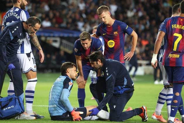 FC Barcelona, Barca v Real Sociedad - LaLiga EA Sports Alex Remiro is injured during the match between FC Barcelona and Real Sociedad, corresponding to week 7 of LaLiga EA Sports, played at the Lluis Companys Stadium in Barcelona, Spain, on September 28, 2025. Barcelona Barcelona Spain  Copyright: xUrbanandsportx originalFilename:urbanandsport-fcbarcel250928_npzN8.jpg