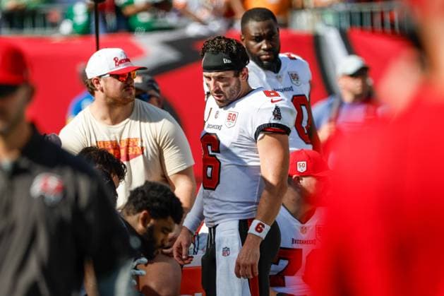 September 28, 2025, Tampa, Florida, USA: Tampa Bay Buccaneers quarterback Baker Mayfield 6 talks to teammates, while the Philadelphia Eagles run down the clock on the final drive during the fourth quarter at Raymond James Stadium in Tampa on Sunday, Sept. 28, 2025. Tampa USA - ZUMAs70_ 20250928_zan_s70_077 Copyright: xJeffereexWoox Tampa USA - ZUMA0835 20250928_zan_s70_077 Copyright: xIMAGO JeffereexWoox
