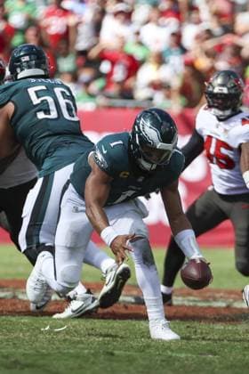 September 28, 2025, Tampa, Florida, USA: Philadelphia Eagles quarterback Jalen Hurts 1 scrambles to gain control of the ball after a high snap in the third quarter against the Tampa Bay Buccaneers on Sunday, Sept. 28, 2025 in Tampa. Tampa USA - ZUMAs70_ 20250928_zan_s70_093 Copyright: xLuisxSantanax Tampa USA - ZUMA0835 20250928_zan_s70_093 Copyright: xIMAGO LuisxSantanax