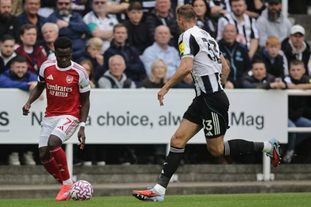Newcastle United v Arsenal - Premier League Bukayo Saka of Arsenal runs at Dan Burn of Newcastle United during the Premier League match between Newcastle United and Arsenal at St. James s Park in Newcastle, United Kingdom, on September 28, 2025. Newcastle Tyne and Wear United Kingdom  Copyright: xMIxNewsx originalFilename:fletcher-newcastl250928_npx62.jpg