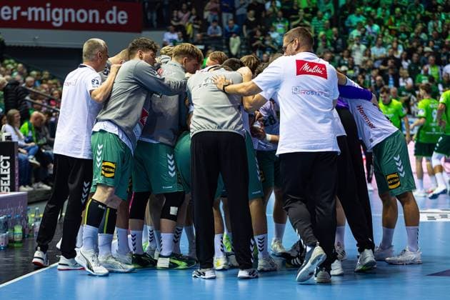 28.09.2025, xovx, Handball Daikin Handball Bundesliga, HSG Wetzlar - GWD Minden Die Spieler von GWD Minden schwören sich ein. Wetzlar Buderus-Arena Hessen Deutschland (DE)