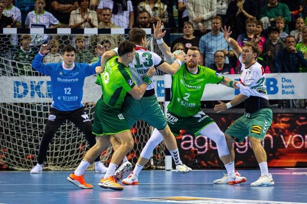 28.09.2025, xovx, Handball Daikin Handball Bundesliga, HSG Wetzlar - GWD Minden v.l. Anadin Suljakovic (HSG Wetzlar), Josip Simic (HSG Wetzlar), Ian Weber (GWD Minden), Nikola Grahovac (HSG Wetzlar), Tom Bergner (GWD Minden) Wetzlar Buderus-Arena Hessen Deutschland (DE)