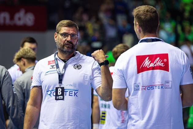 28.09.2025, xovx, Handball Daikin Handball Bundesliga, HSG Wetzlar - GWD Minden v.l. Trainer Aaron Ziercke (GWD Minden). Co-Trainer Evars Klesniks (GWD Minden) Wetzlar Buderus-Arena Hessen Deutschland (DE)